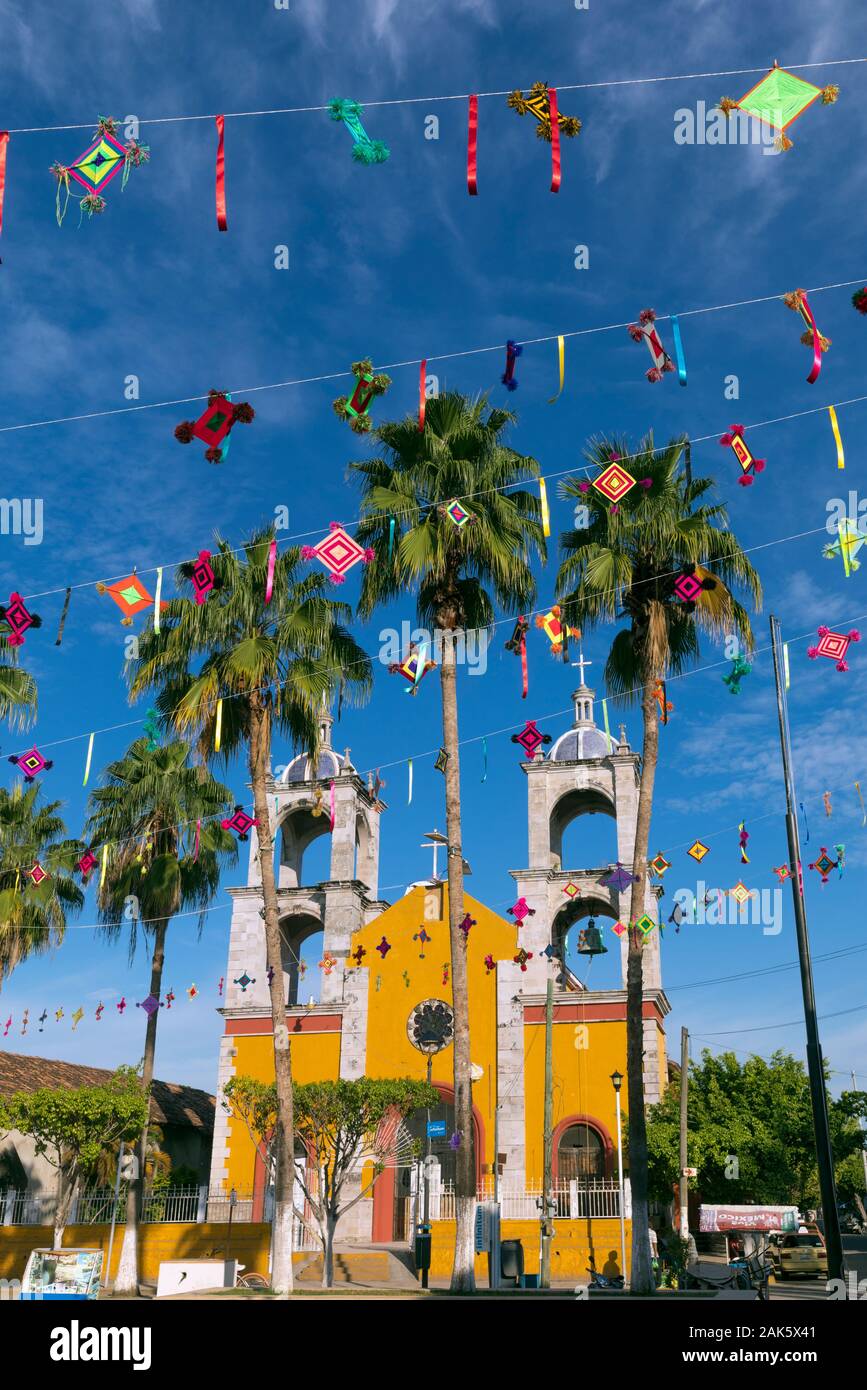 Mexiko, Nayarit, San Blas, die Kirche Templo Parroquial mit Papel picado Banner Stockfoto
