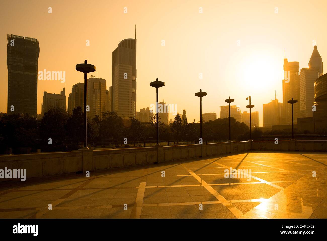 Skyline von Bürogebäude aus Renmin Park (Platz des Volkes), Huangpu District, Shanghai, China, Asien Stockfoto