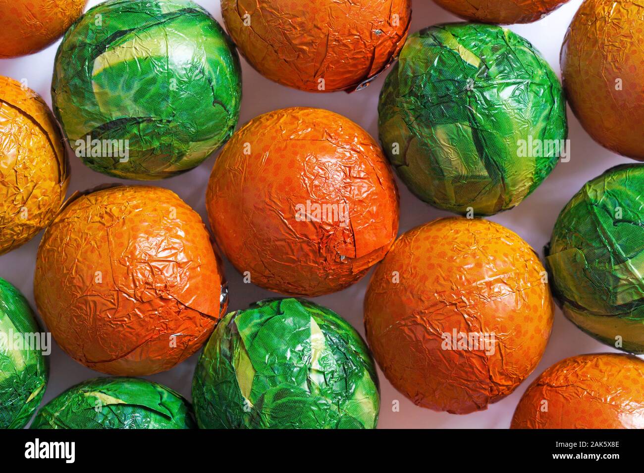 M&S Giant Sprossen & Satsumas Milch Schokolade und Schokolade mit Orangengeschmack hohle Kugeln Stockfoto