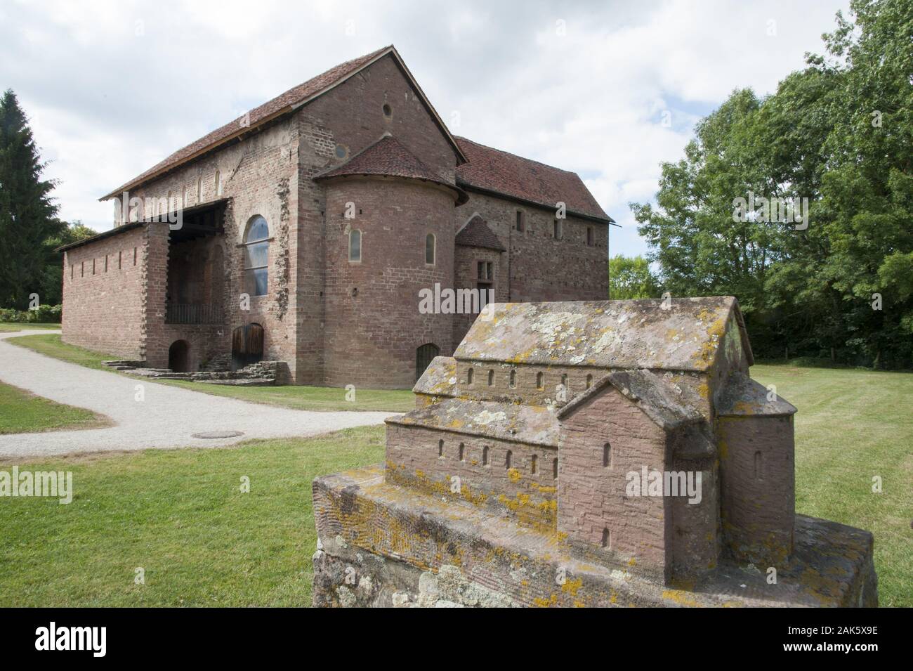 Steinbach: sued-ost-Ansicht der Einhardsbasilika, Odenwald | Verwendung weltweit Stockfoto