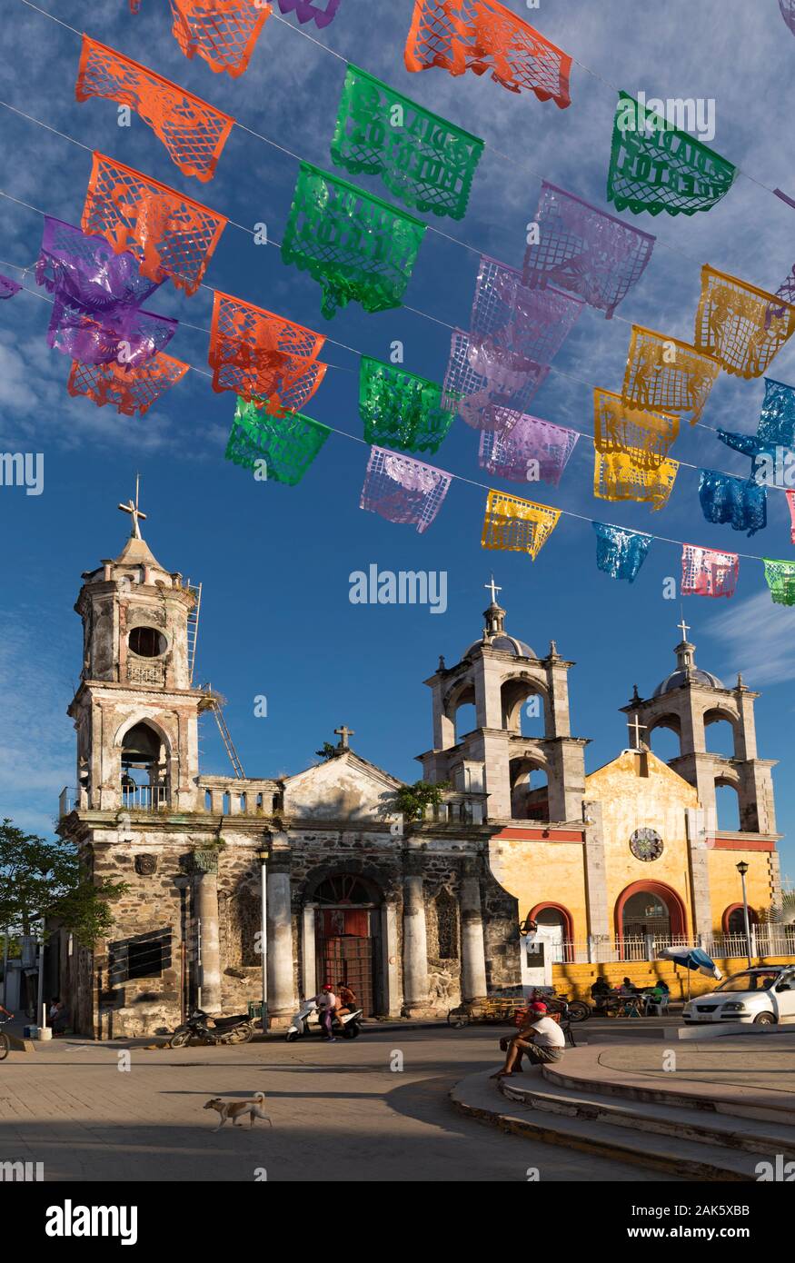 Mexiko, Nayarit, San Blas, die Kirchen Templo Parroquial und Iglesia de San Blas mit Papel picado Banner Stockfoto