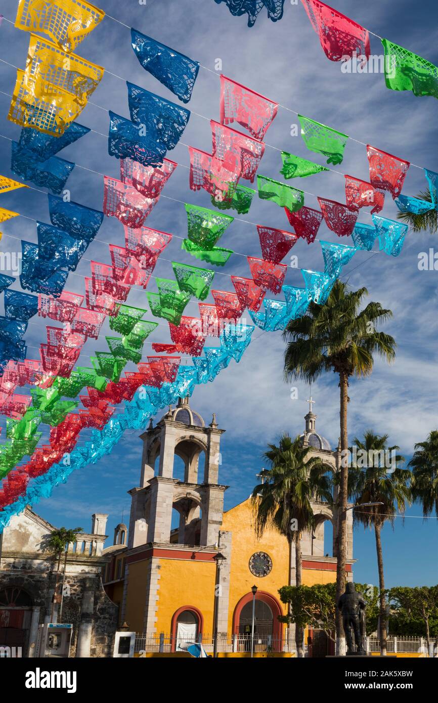 Mexiko, Nayarit, San Blas, die Kirche Templo Parroquial mit Papel picado Banner Stockfoto