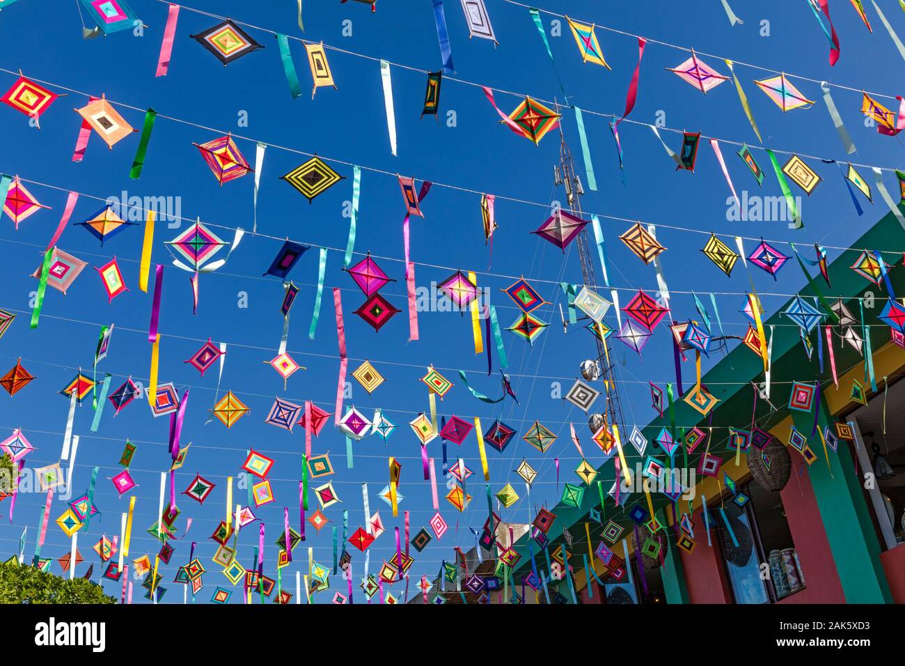 Mexiko, Nayarit, Sayulita, Ojos de Dios auf der anderen Straßenseite Stockfoto