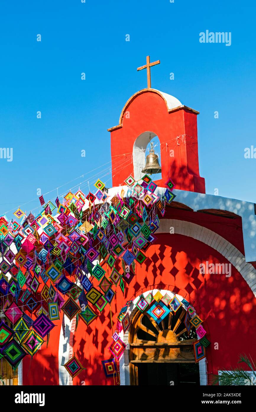 Mexiko, Nayarit, Sayulita, Parroquia de Nuestra Señora de Guadalupe - Sayulita, katholische Kirche mit Ojos de Dios Banner Stockfoto
