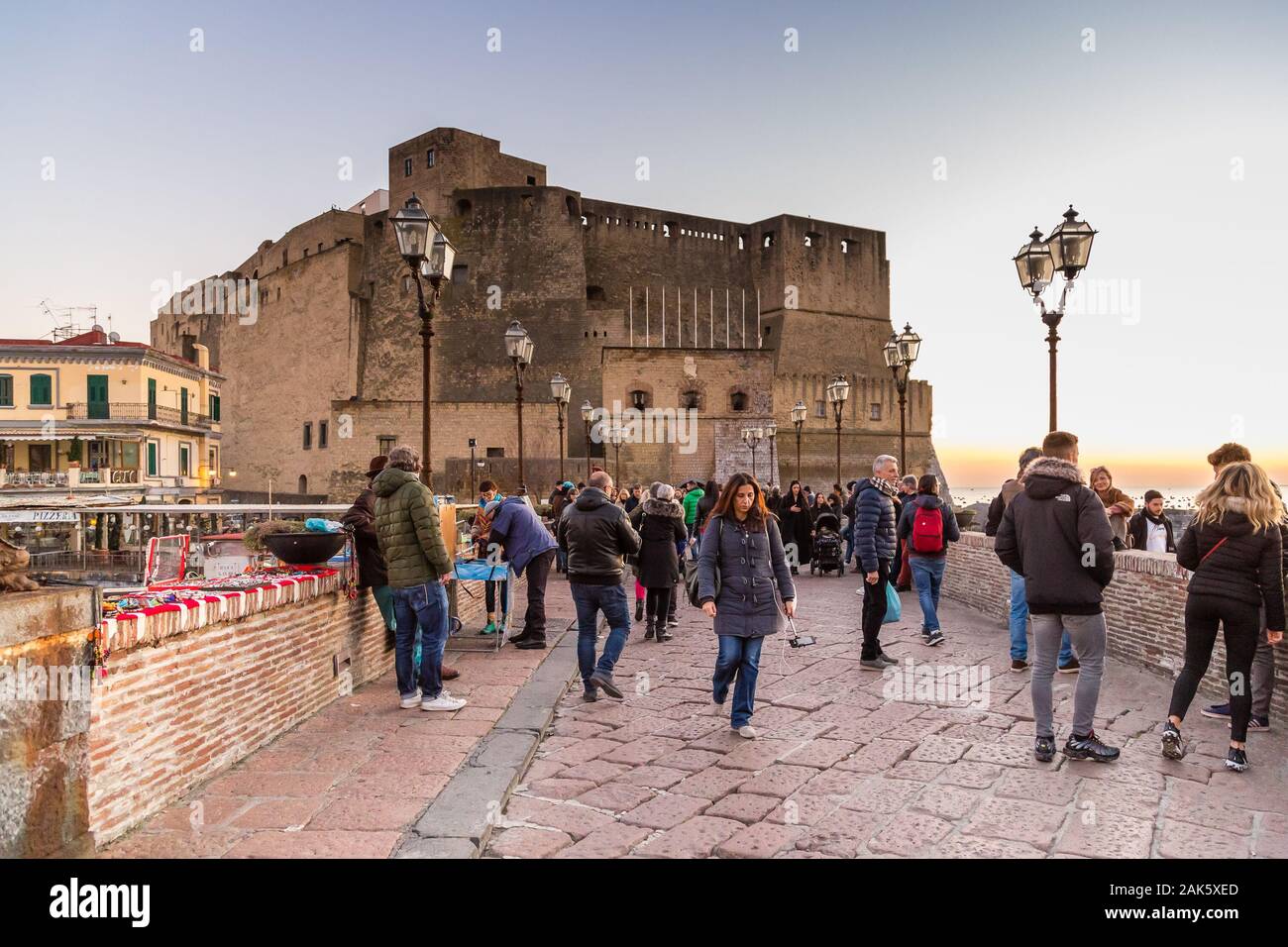 Neapel, Italien - 2. JANUAR 2020: die Leute, die das Castel dell'Ovo in Neapel, Italien Stockfoto