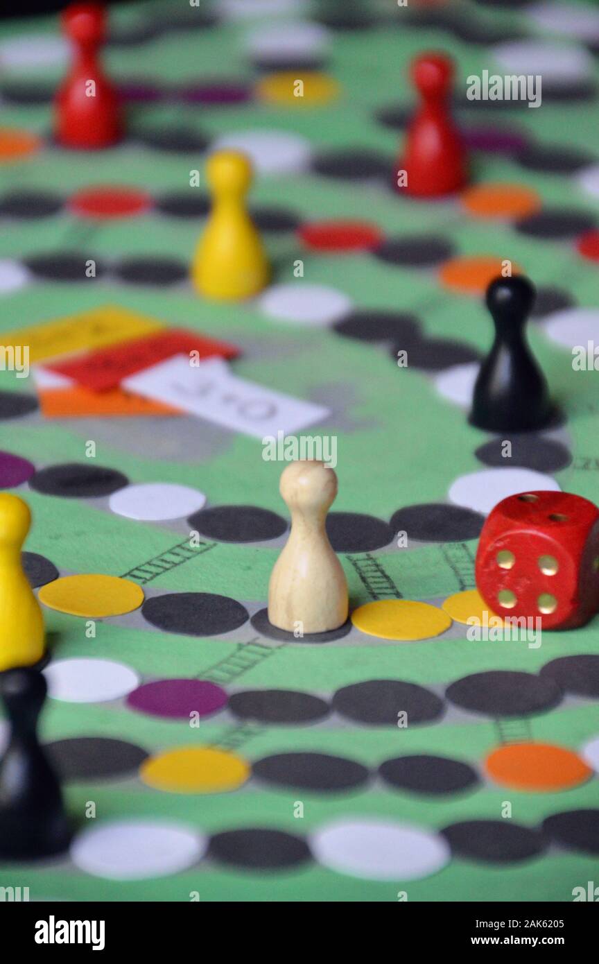 Familie Spiel Abend erfolgt an Bord - Spiel mit Token und Würfel Stockfoto