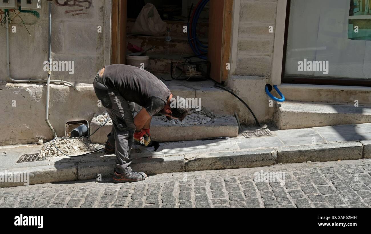 Ein Bauherr bei der Arbeit in Griechenland. Stockfoto