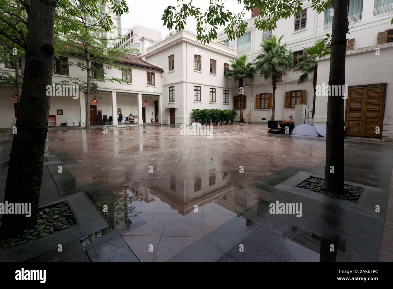 Innenhof des ehemaligen Marine Polizeipräsidium Compound, 1884 gebaut, in Tsim Sha Tsui, Kowloon, Hong Kong. Stockfoto Innenhof des ehemaligen Marine Polizeipräsidium Compound, 1884 gebaut, in Tsim Sha Tsui, Kowloon, Hong Kong. Stockfoto