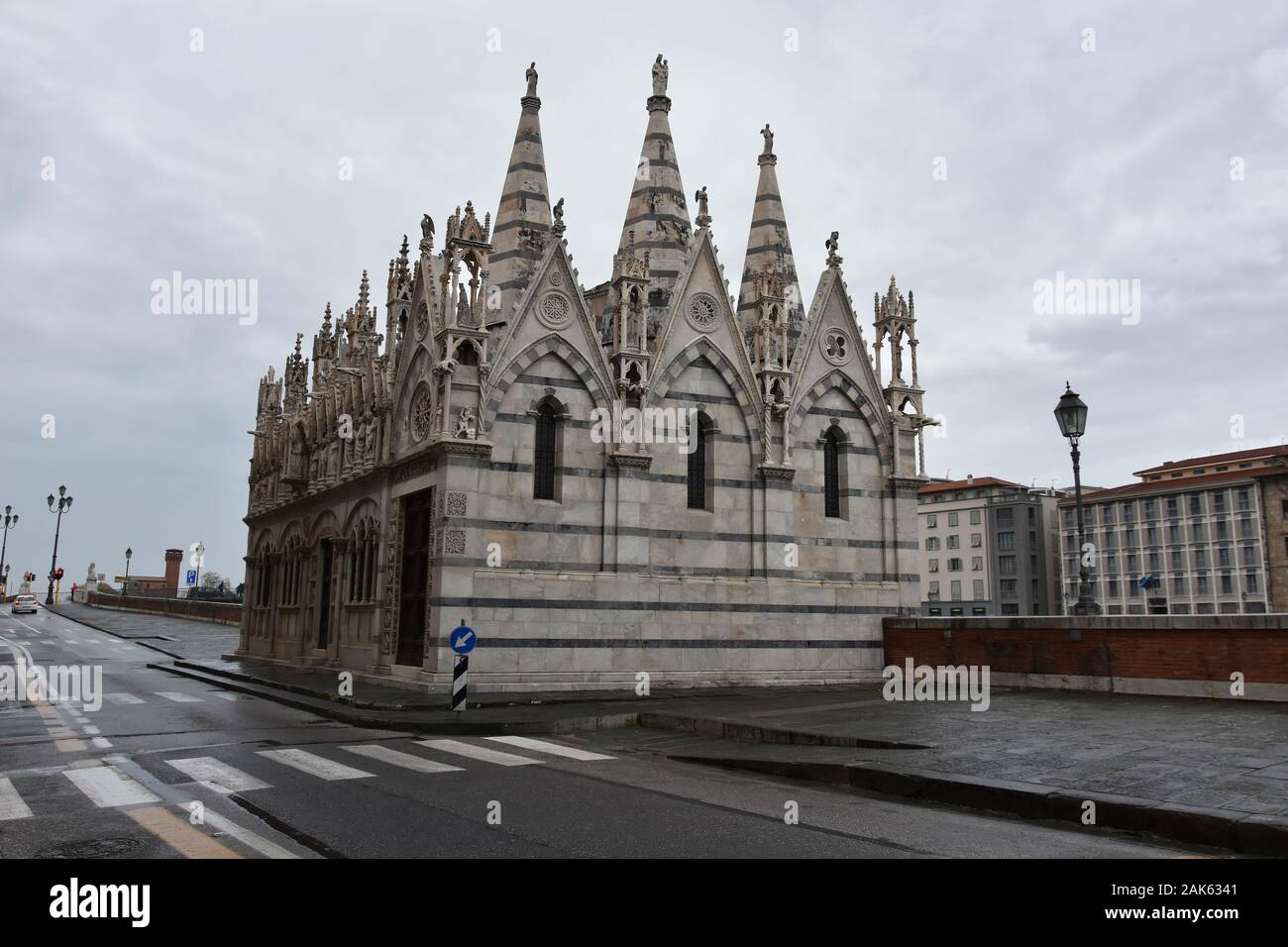 Regnerischer Tag in Pisa, Italien. Die kleine, Gotische Kirche Santa Maria della Spina am Fluss Lungarno G. Galilei Str. am Arno Stockfoto