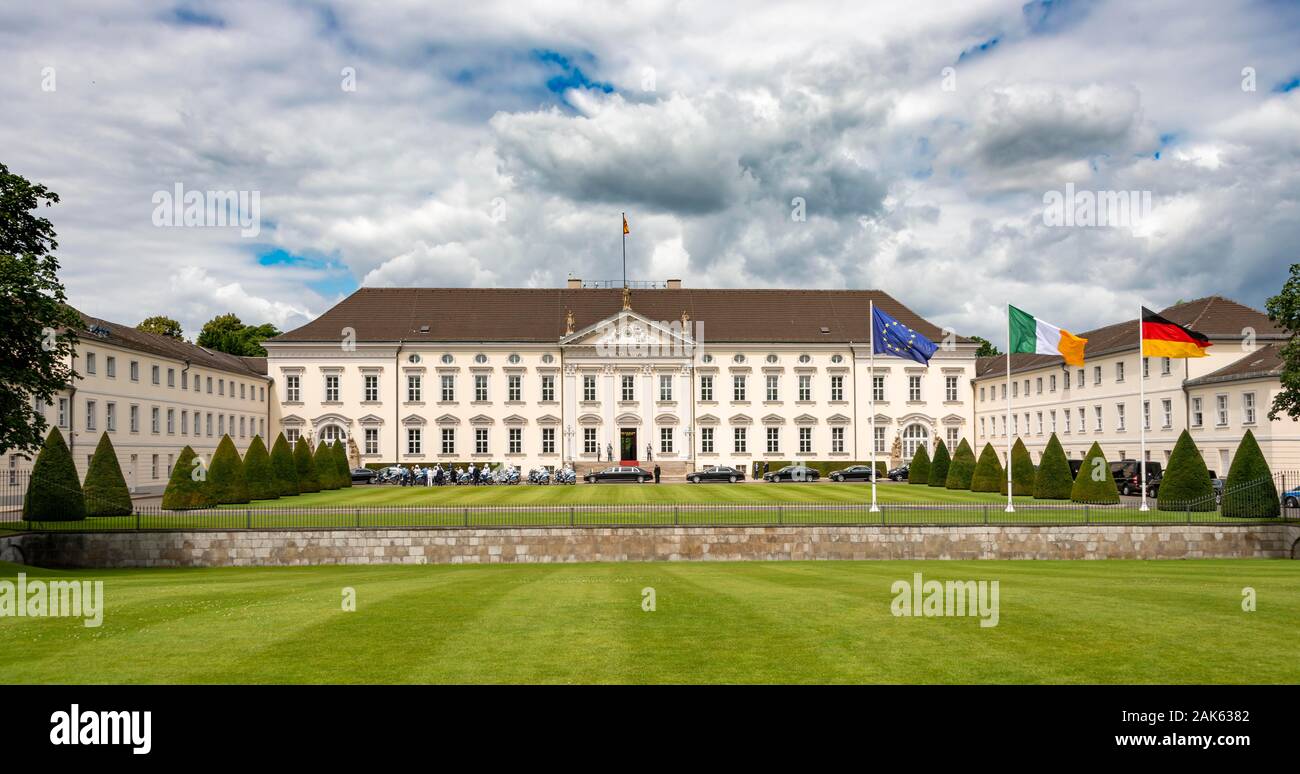 Bellevue Palace mit Europäischen, irischen und deutschen Fahnen, Amtssitz des deutschen Bundespräsidenten, Berlin, Deutschland Stockfoto