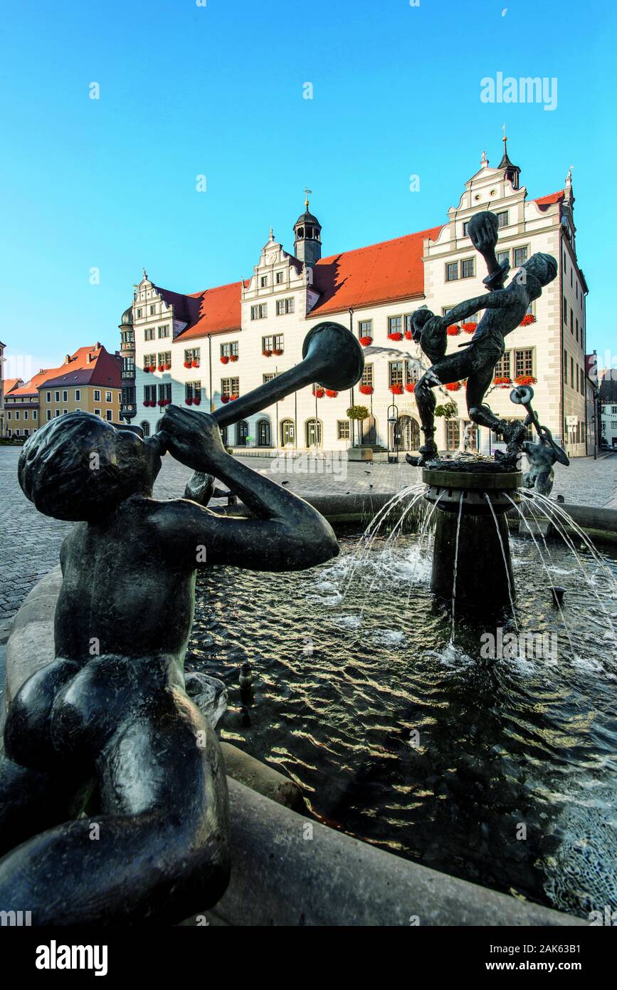 Torgau: Marktplatz mit Rathaus und Marktbrunnen' Narren und Musikanten', Sachsen | Verwendung weltweit Stockfoto