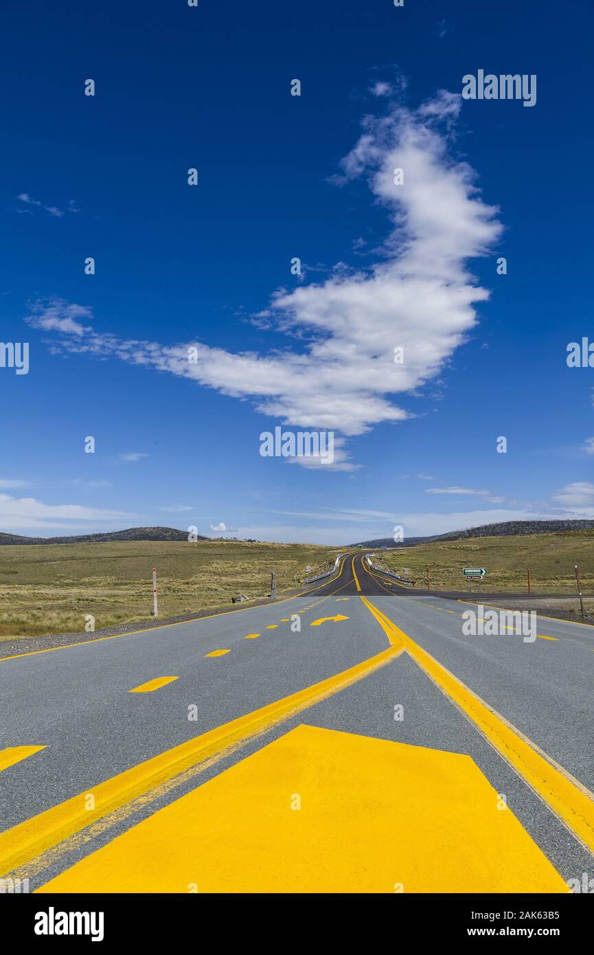 New South Wales/Verschneite Berge: Berge fahren Sie auf der Bundesstraße B 72, Australien Osten | Verwendung weltweit Stockfoto