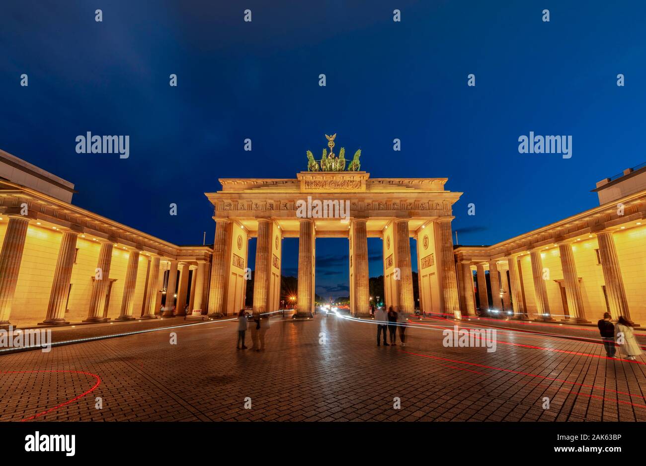 Brandenburger Tor mit der Quadriga in der Dämmerung, Spuren des Lichts, Pariser Platz, Berlin, Deutschland Stockfoto