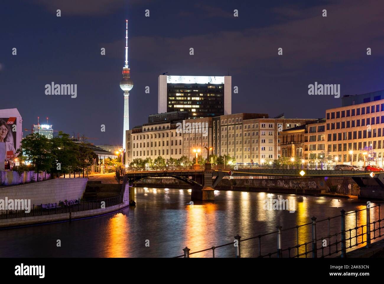 Spree und Fernsehturm Alex, Nachtaufnahme, Berlin-Mitte, Berlin, Deutschland Stockfoto