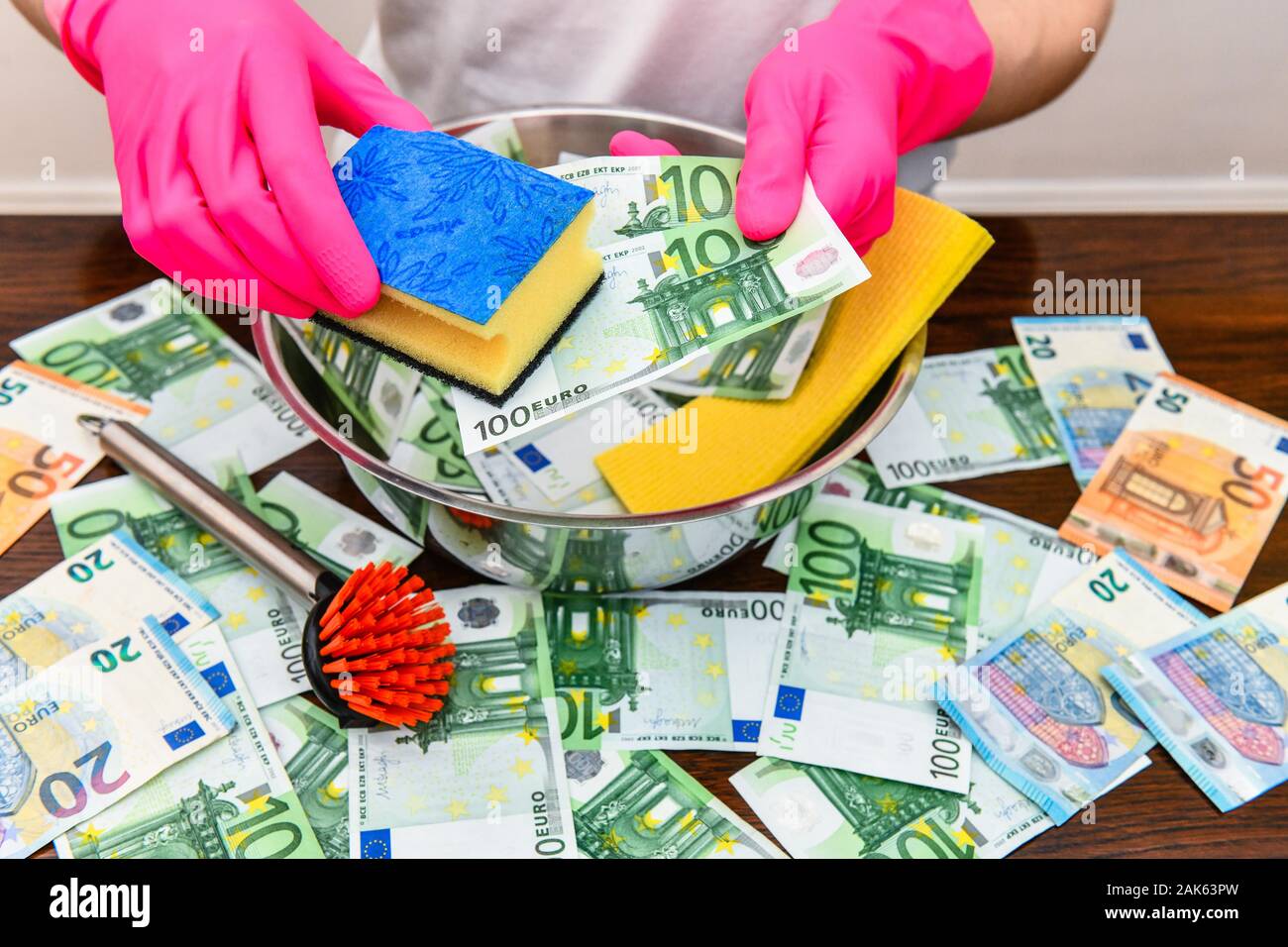 Symbol Foto Geldwäsche, Banknoten werden gewaschen, Deutschland Stockfoto