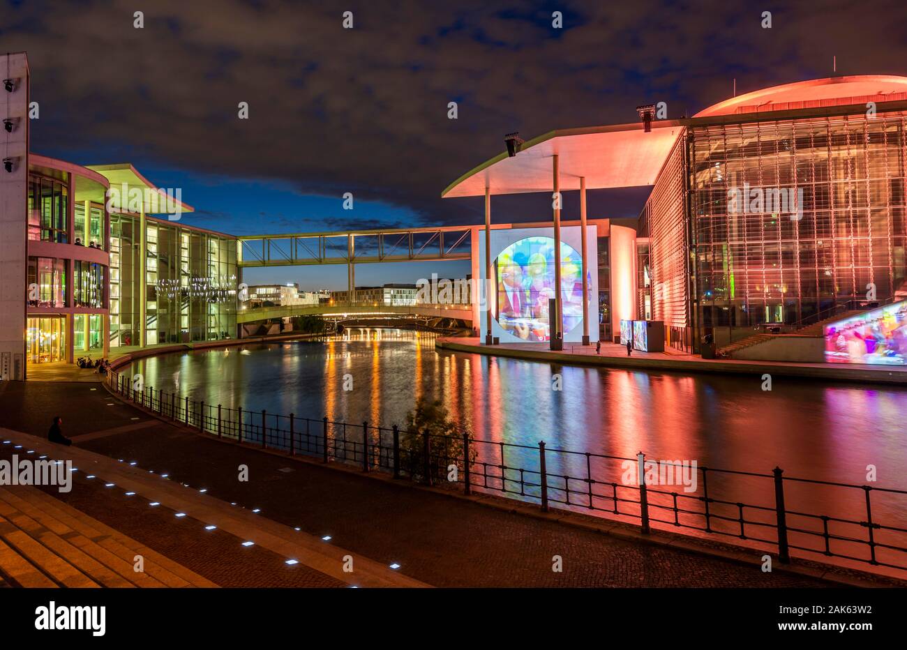 Filmprojektion im Deutschen Bundestag, farbig beleuchteten Marie-Elisabeth-Lueders-House und Paul-Loebe-Haus am Ufer der Spree in der Dämmerung Stockfoto