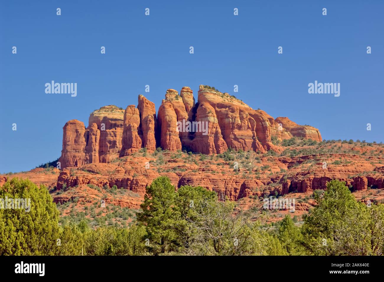 Eine Ansicht von Sedonas Cathedral Rock von Verde Valley School Road an der südwestlichen Flanke. Stockfoto