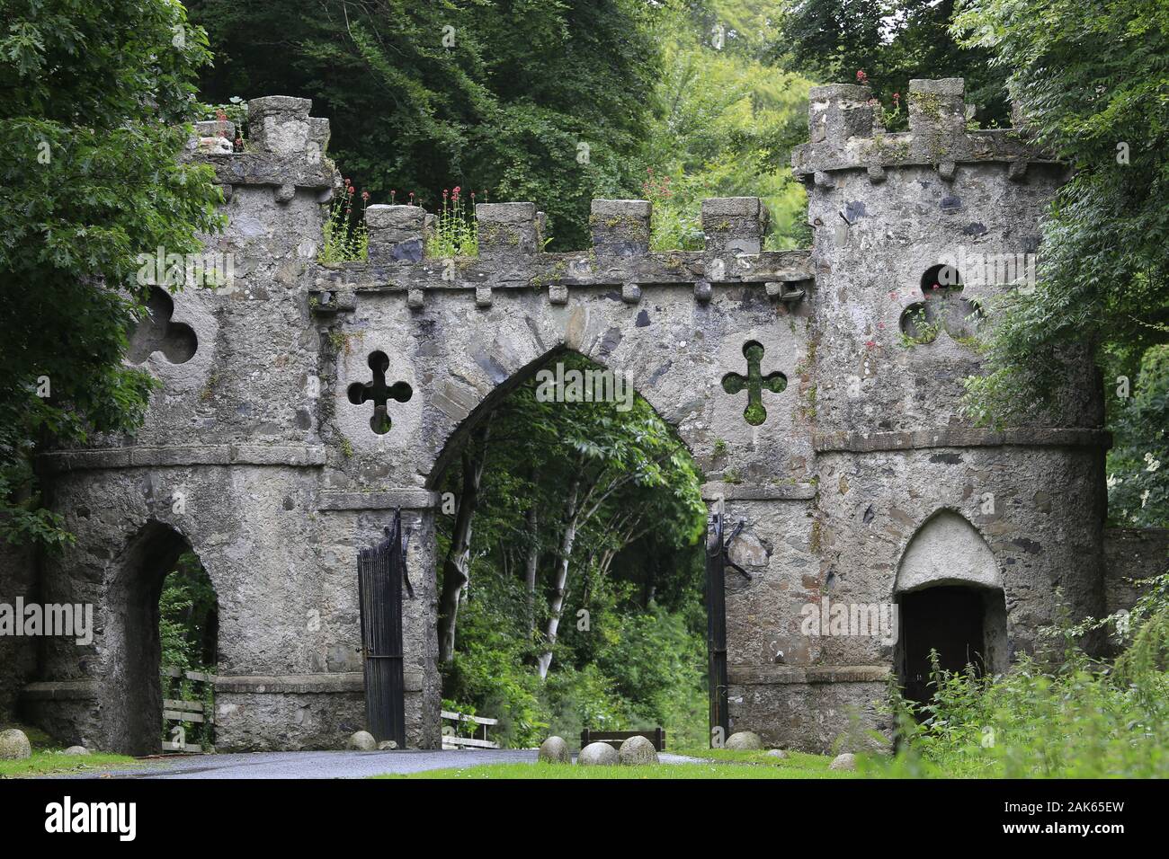 Der Grafschaft Down: Bryansford, Eingang zum Tollymore Forest Park, Drehort für den verfluchten Wald der Fernsehserie Spiel der Throne, Irland | Verwendung wor Stockfoto