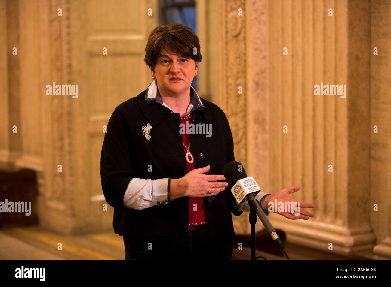 Vorsitzende der Democratic Unionist Party Arlene Foster spricht mit den Medien in der Großen Halle des Stormont Parlament Gebäude in Belfast, als die Frist für die Wiederaufnahme einer Machtteilung in Nordirland. Stockfoto