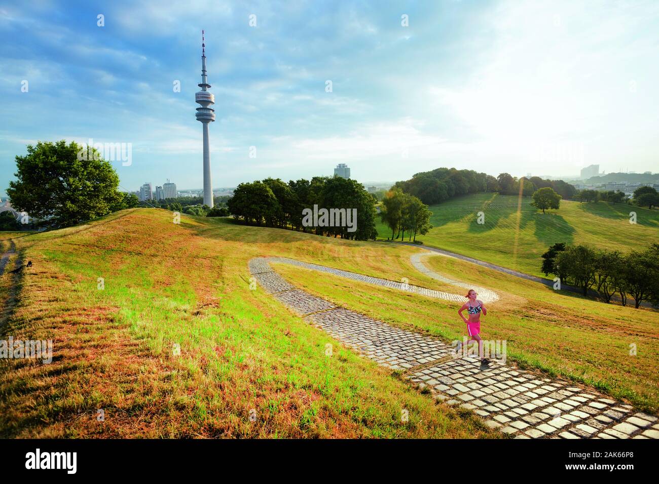 Milbertshofen-Am Hart: im Olympiapark Olympiaturm auf dem Areal Oberwiesenfeld, Muenchen | Verwendung weltweit Stockfoto