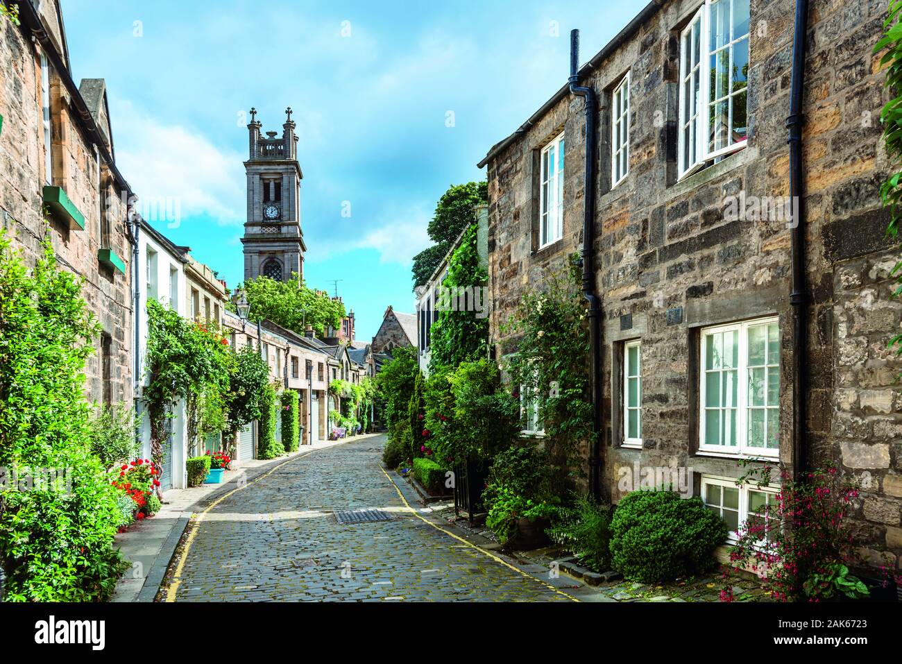 Edinburgh: Zirkus Lane im Stadtteil Stockbridge, im Hintergrund St. Stephen's Church, Schottland | Verwendung weltweit Stockfoto