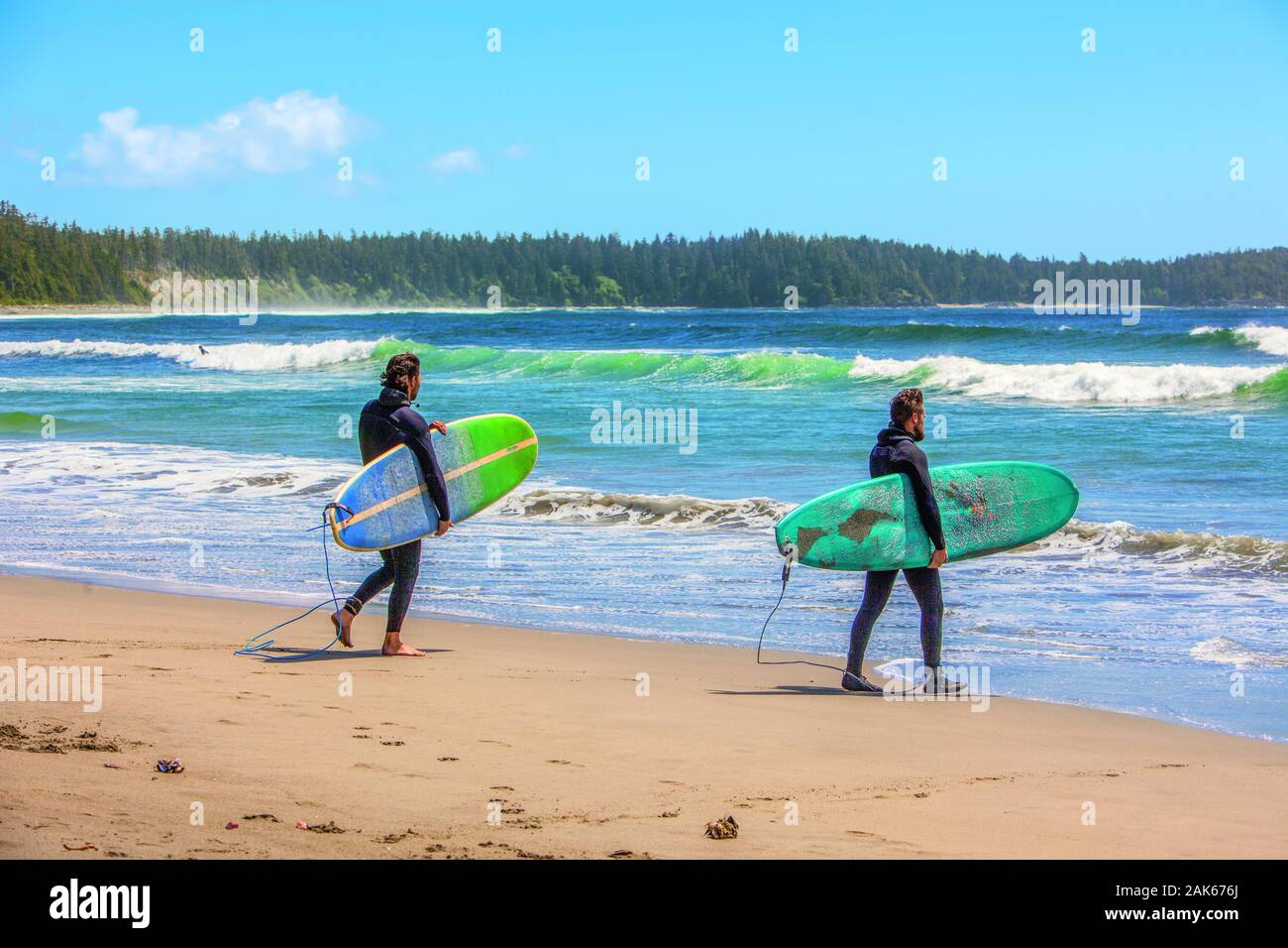 British Columbia / Vancouver Island: Surfer an der Florencia Bay, Kanada Westen | Verwendung weltweit Stockfoto