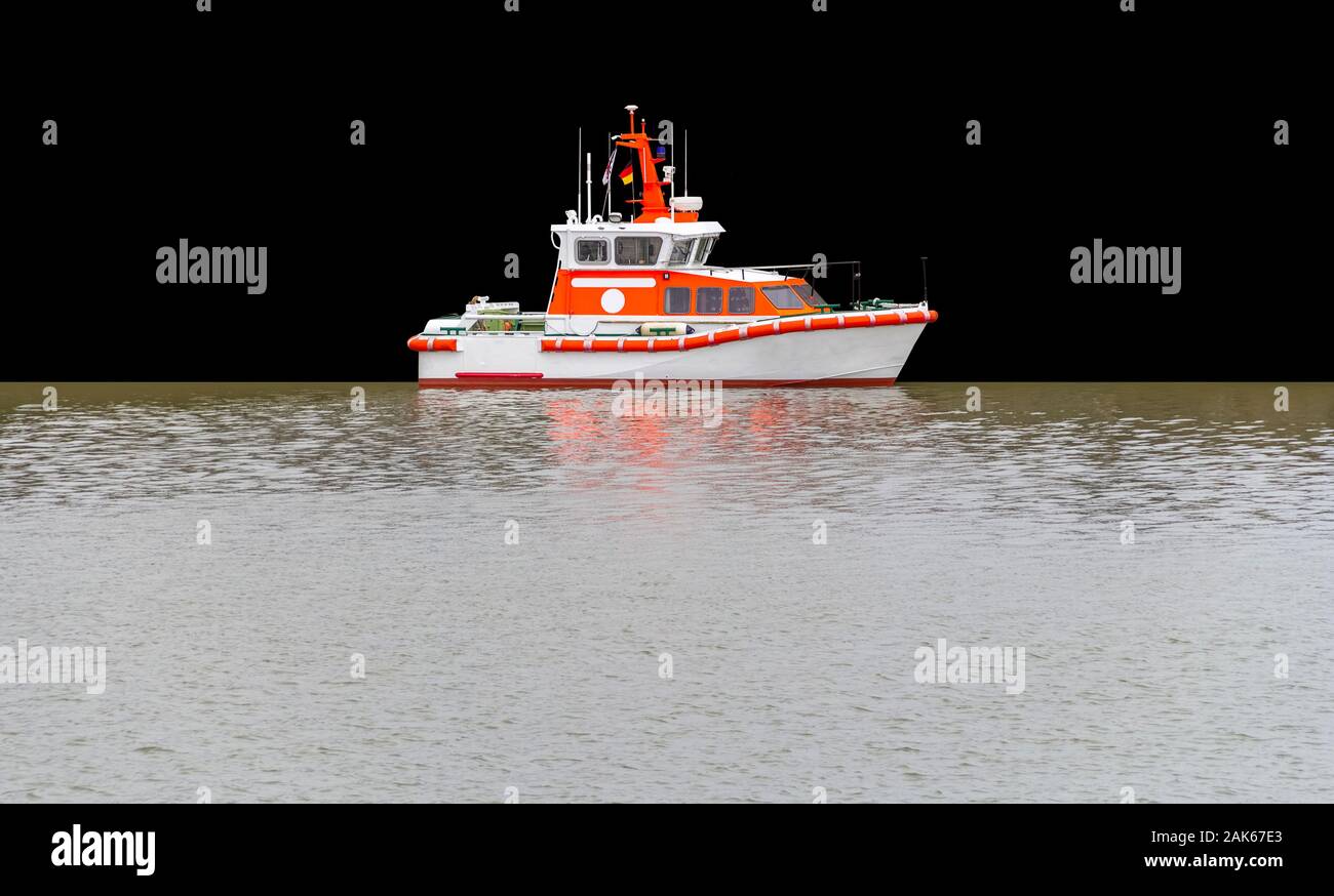 Eine Rettung Rettungsboot an Wasser Oberfläche in Schwarz Zurück Stockfoto