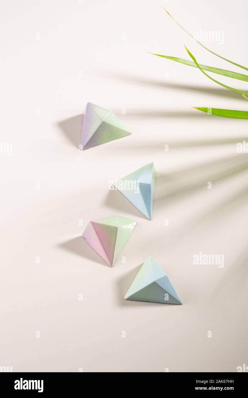 Pastellfarben, Schokolade, Süßigkeiten und Anlagen Stockfoto