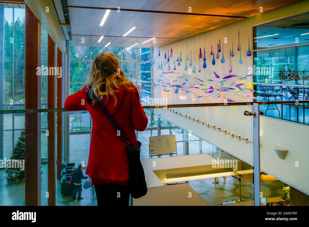 Kunst Installation von Michele Gutlove, Hydrosphäre, mundgeblasenem Glas, Skulptur, Delbrook Community Recreation Center, North Vancouver, British Columbia, C Stockfoto