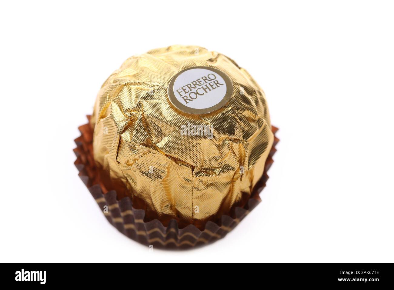 Ferrero Rocher Schokolade auf weißem Hintergrund Stockfoto