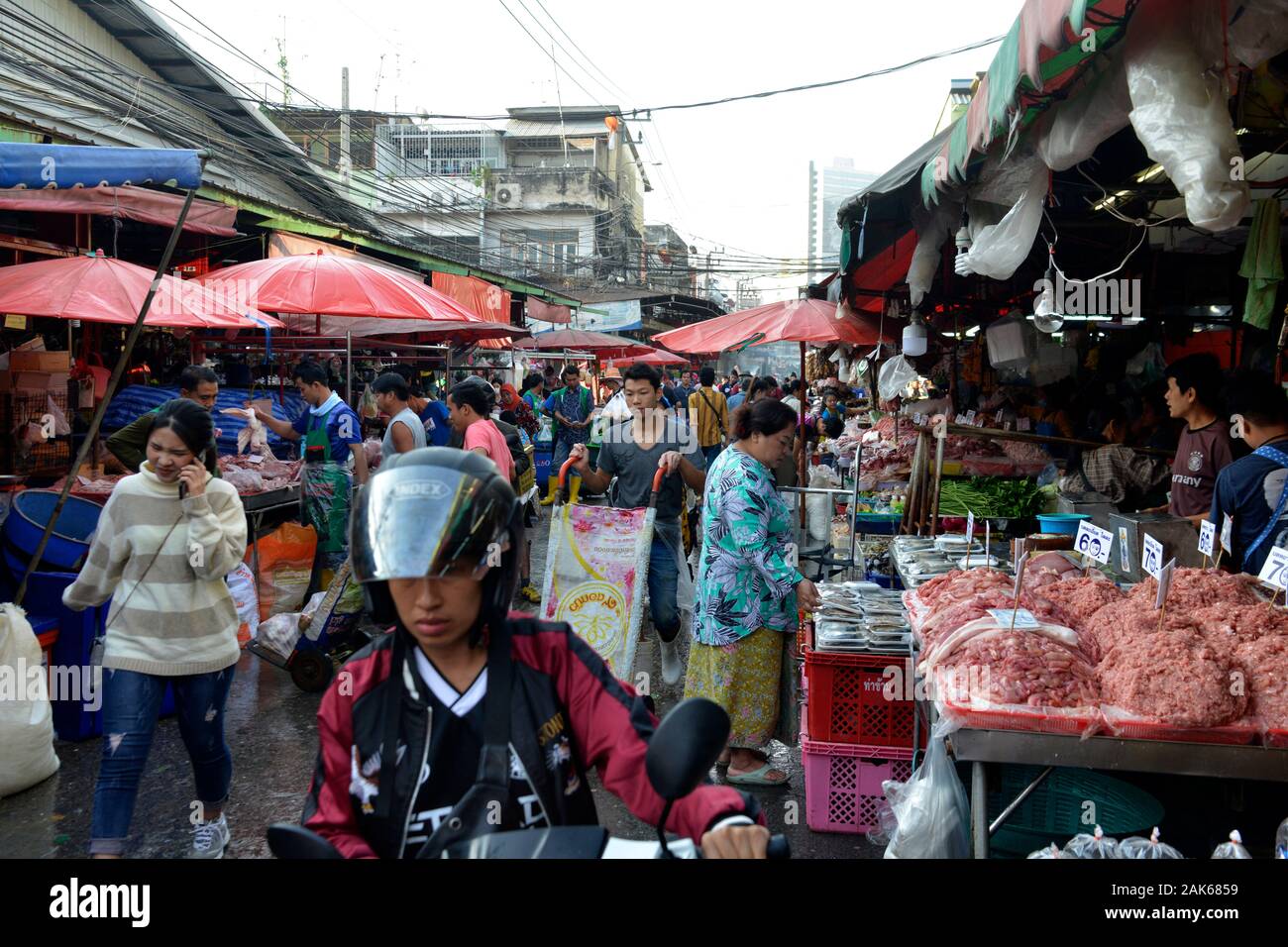Der Khlong Toey Market in Bangkok in Thailand im südlichsten Asien. Thailand, Bangkok, November 2019 Stockfoto