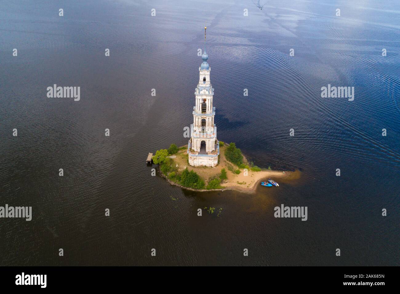 Alte überflutet Glockenturm auf Uglich Behälter closeup (Luftaufnahmen). Kalyazin, Russland Stockfoto