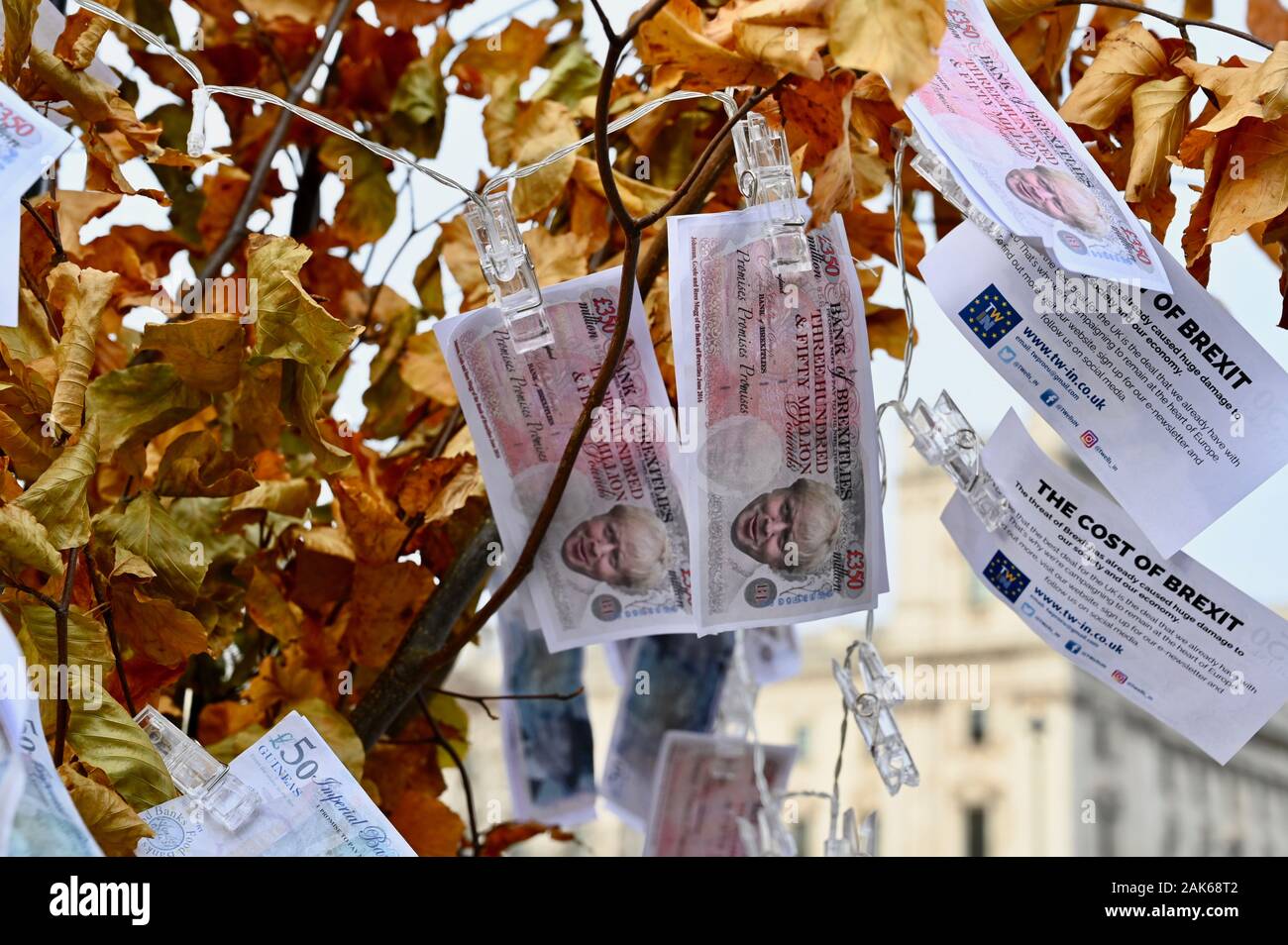 Eine gefälschte Boris Johnson Brexit Magic Money Tree wurde außerhalb des Parlaments durch die EU-Befürworter in der Lage, die wahren Kosten von Brexit zu zeigen. Houses of Parliament, Westminster, London. Großbritannien Stockfoto