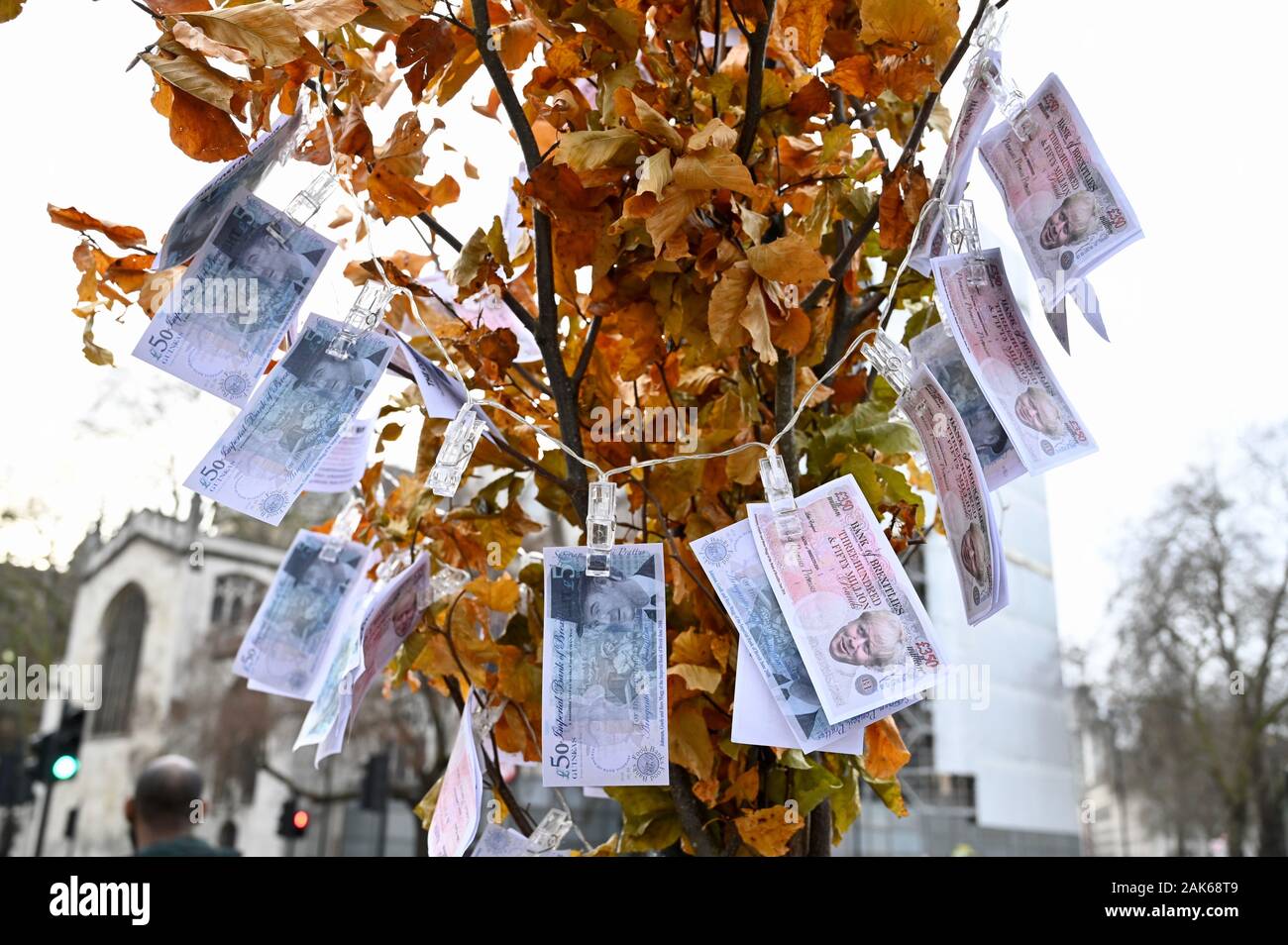 Eine gefälschte Boris Johnson Brexit Magic Money Tree wurde außerhalb des Parlaments durch die EU-Befürworter in der Lage, die wahren Kosten von Brexit zu zeigen. Houses of Parliament, Westminster, London. Großbritannien Stockfoto