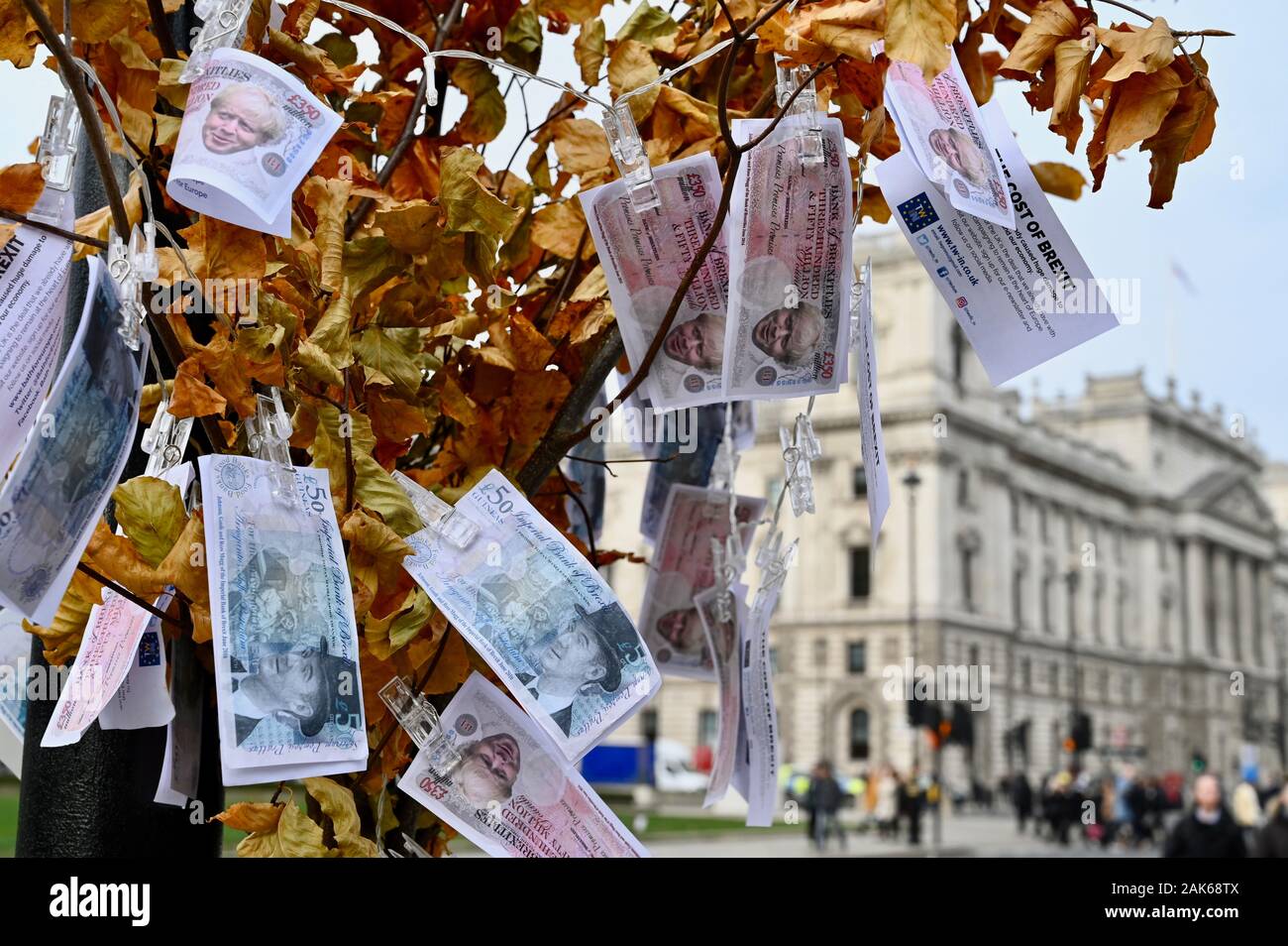 Eine gefälschte Boris Johnson Brexit Magic Money Tree wurde außerhalb des Parlaments durch die EU-Befürworter in der Lage, die wahren Kosten von Brexit zu zeigen. Houses of Parliament, Westminster, London. Großbritannien Stockfoto