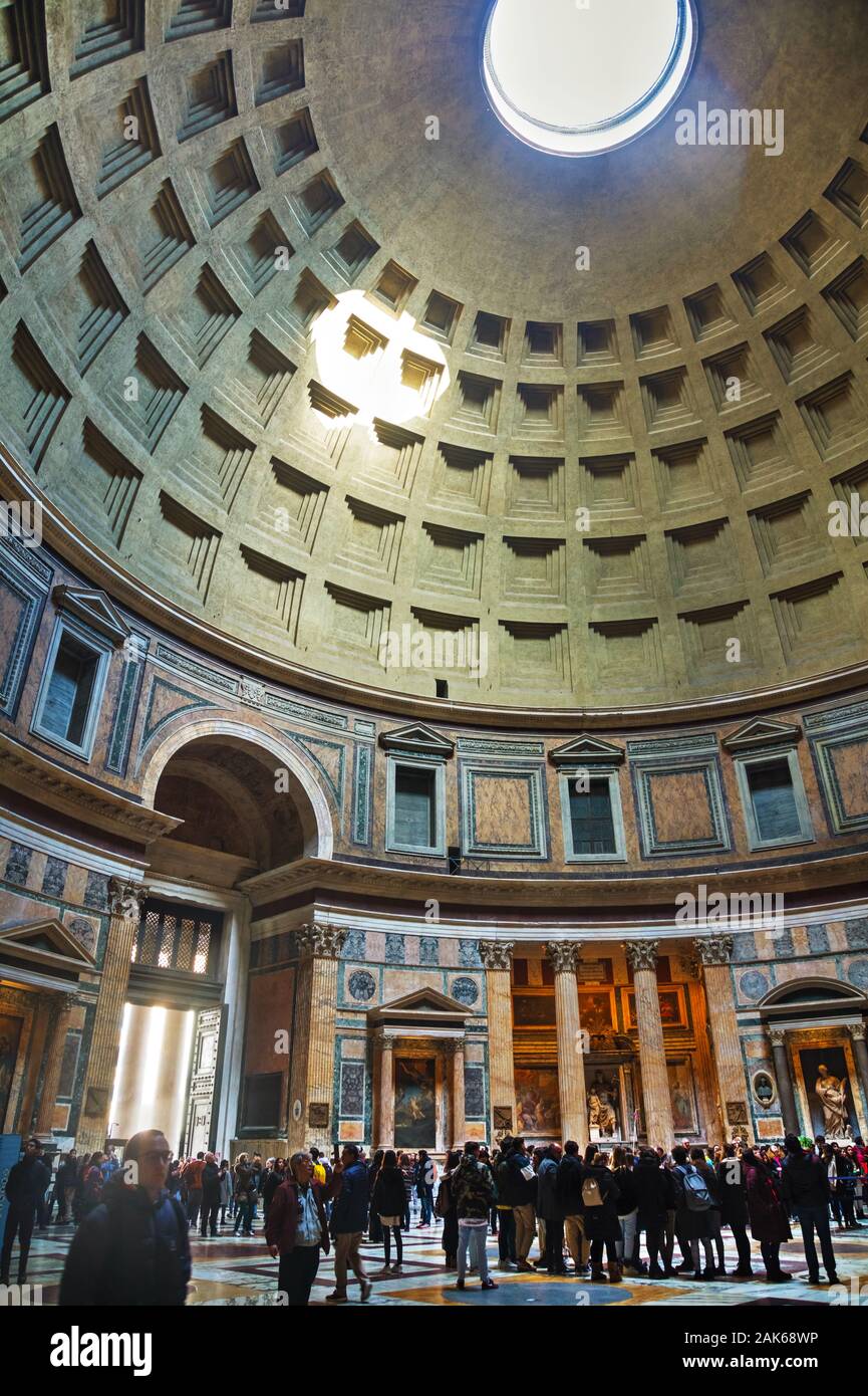 Rom - Dezember 12: Pantheon Innenraum mit Menschen auf der Piazza della Rotonda am 12. Dezember 2019 in Rom, Italien Stockfoto