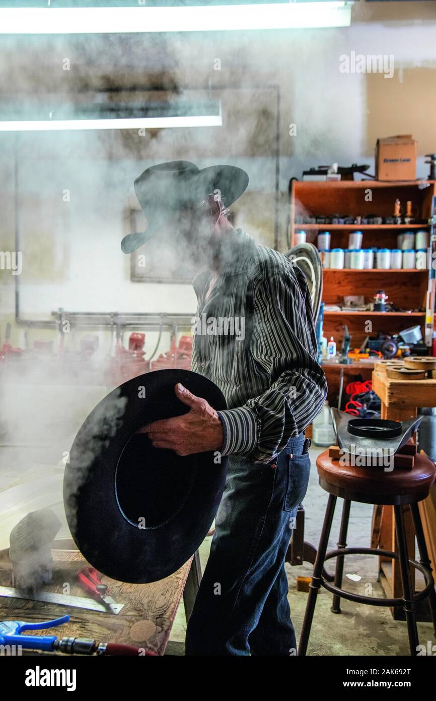 Calgary, Alberta: mithbilt Cowboyhut-Manufaktur's Hüte", Dampf Schlussbehandlung von Hand, Kanada Westen | Verwendung weltweit Stockfoto