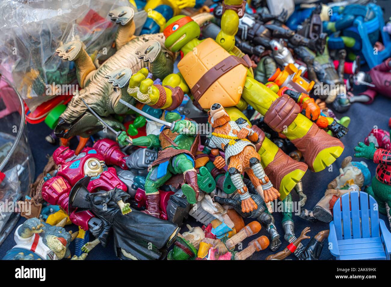 Menge Spielzeug, Miniaturen und Modelle auf Flohmarkt Stockfoto