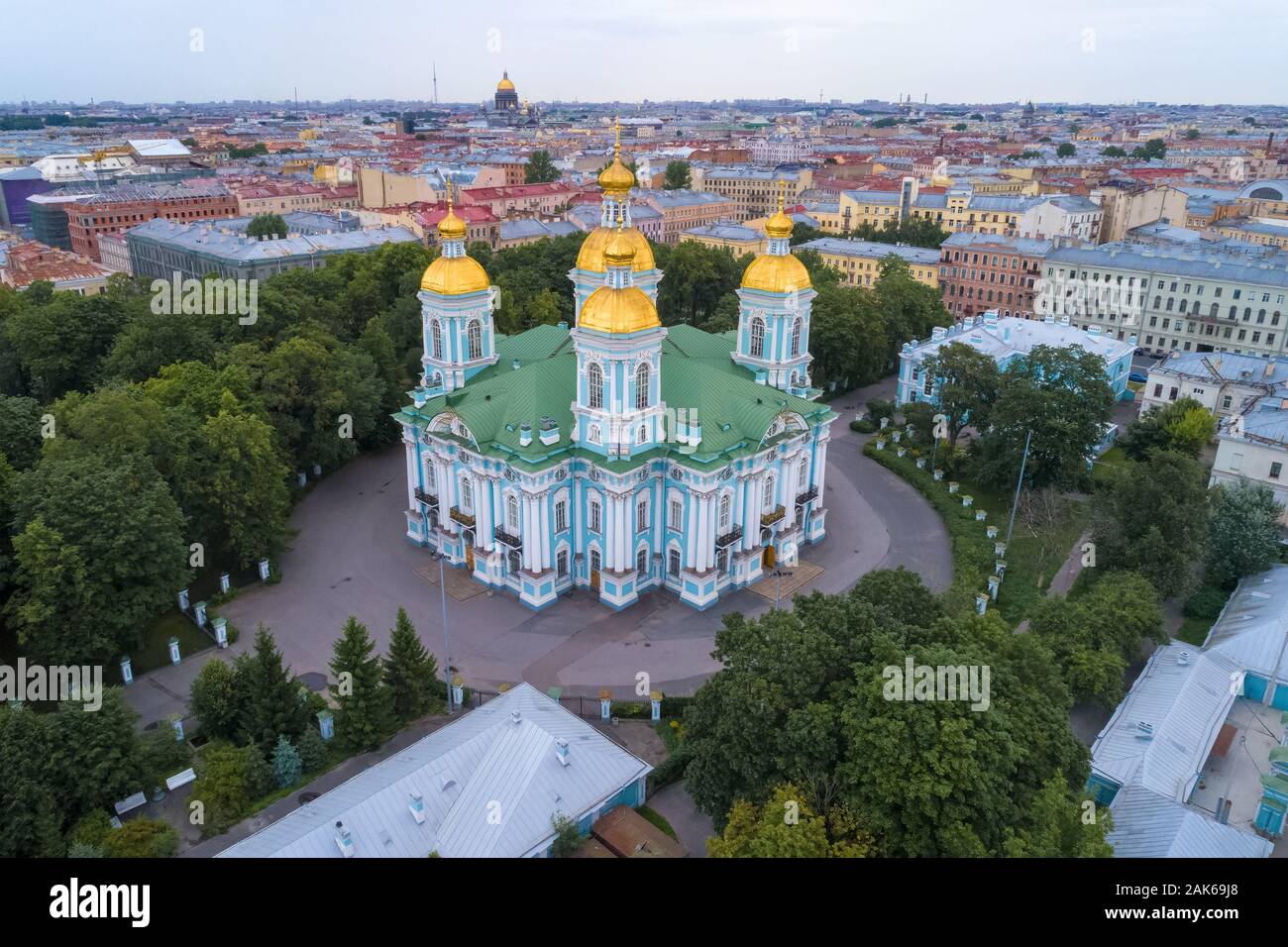 St.-Nikolaus-Kirche auf dem Hintergrund der Stadtbild auf einem Juli bewölkten Morgen (Luftaufnahmen) St. Petersburg, Russland Stockfoto