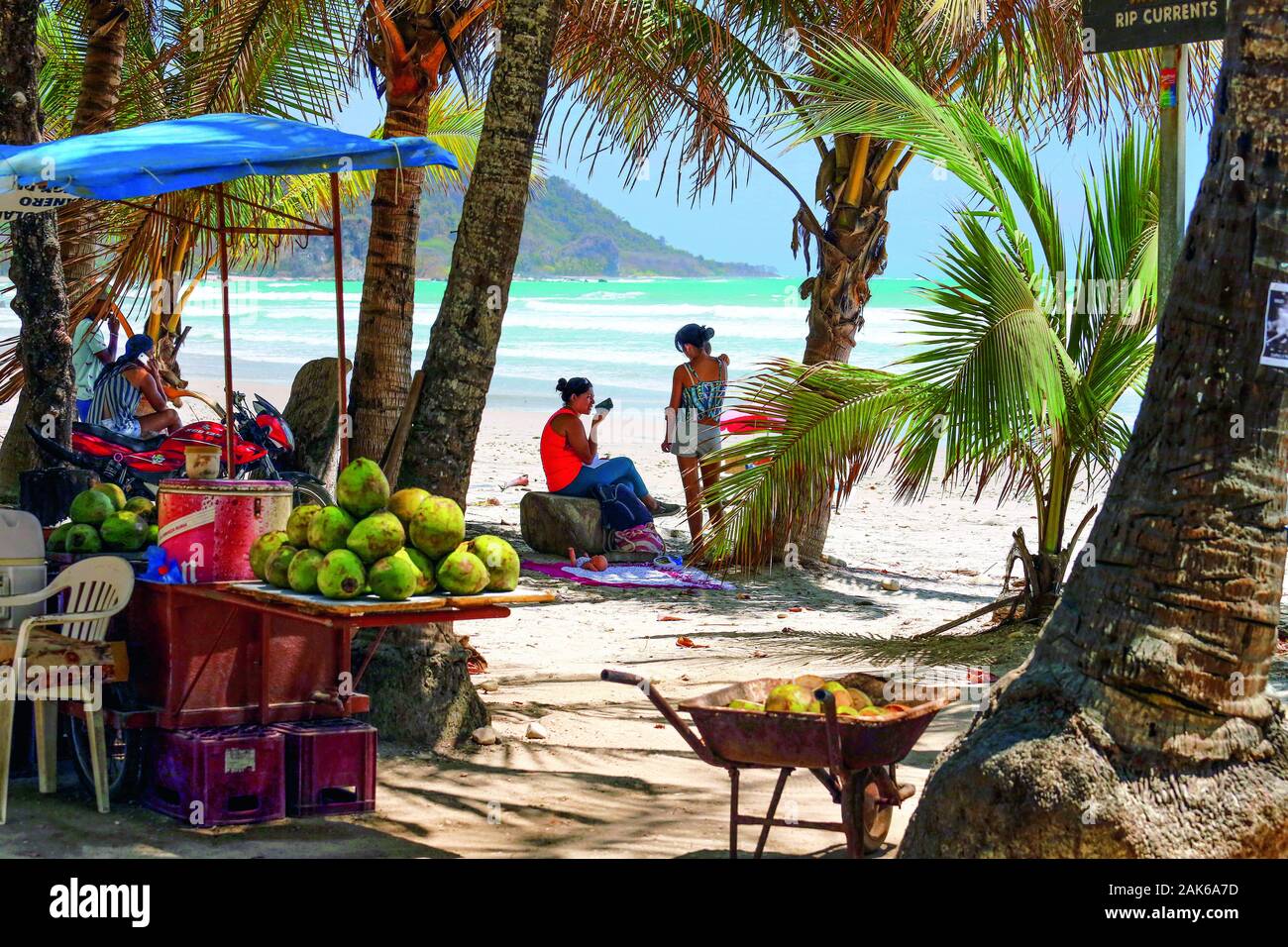 Puntarenas: Kleine Strandbar an der Playa Santa Teresa, Costa Rica | Verwendung weltweit Stockfoto