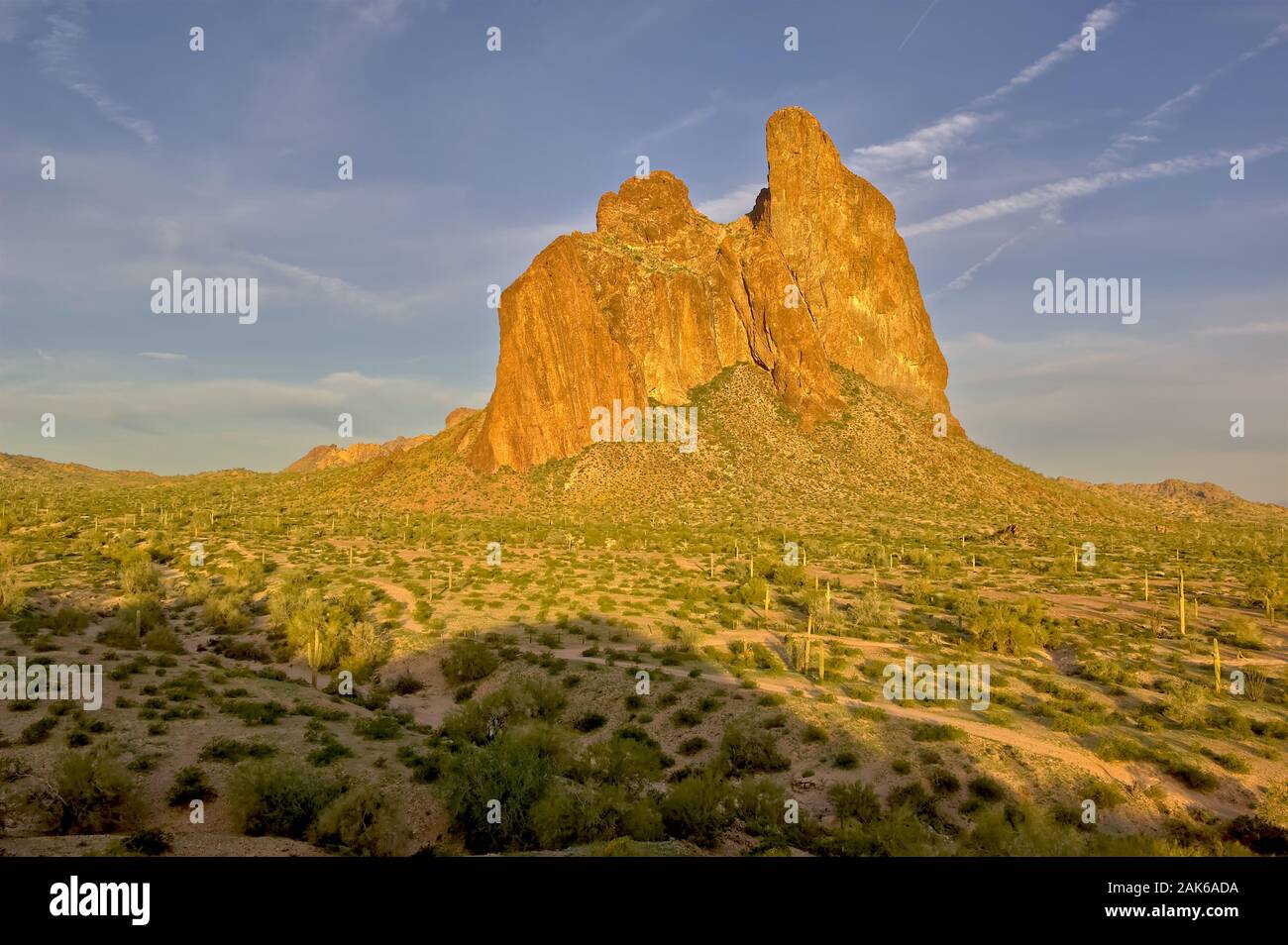 Eine östliche morgen Blick auf Courthouse Rock in Harquahala Valley Arizona. Im Gegensatz zu einem Berg dieser Rock ist ein riesiger Monolith, der getrennt von der Nea ist Stockfoto