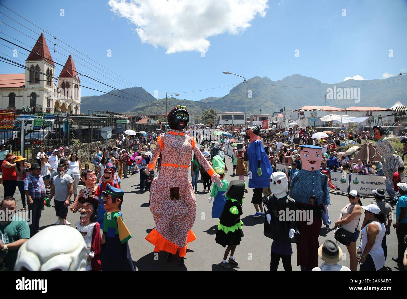 Provinz San Jose: Dia Nacional del Boyero (Tag des Ochsenwagenfahrers), farbenfrohe Ochsenwagenparade vom Stadtzentrum San Antonio de Escazú zur Igles Stockfoto