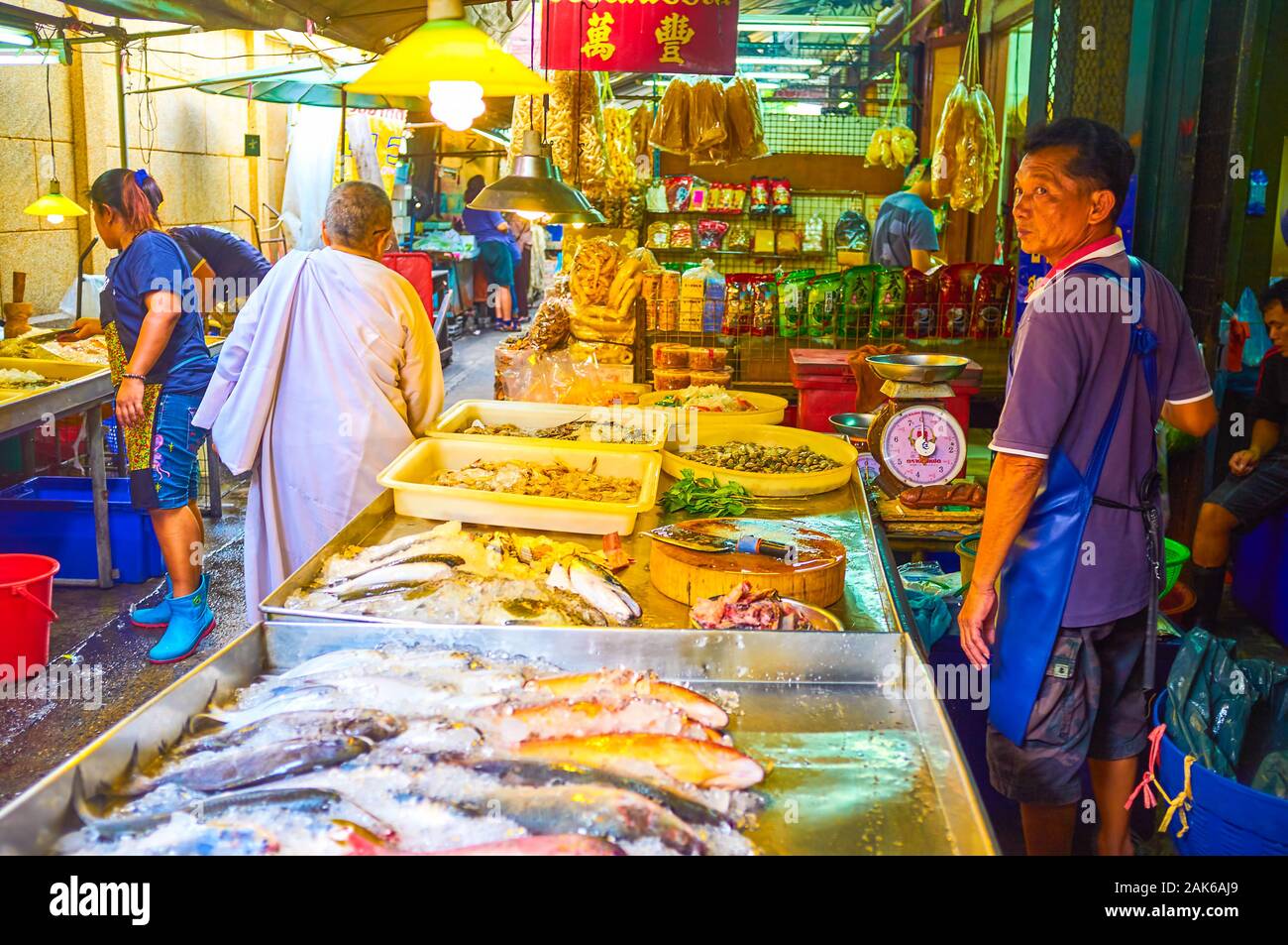 BANGKOK, THAILAND - 15 April, 2019: Die große Vitrinen mit frischen Fisch auf dem Markt in Chinatown, am 15. April in Bangkok. Stockfoto