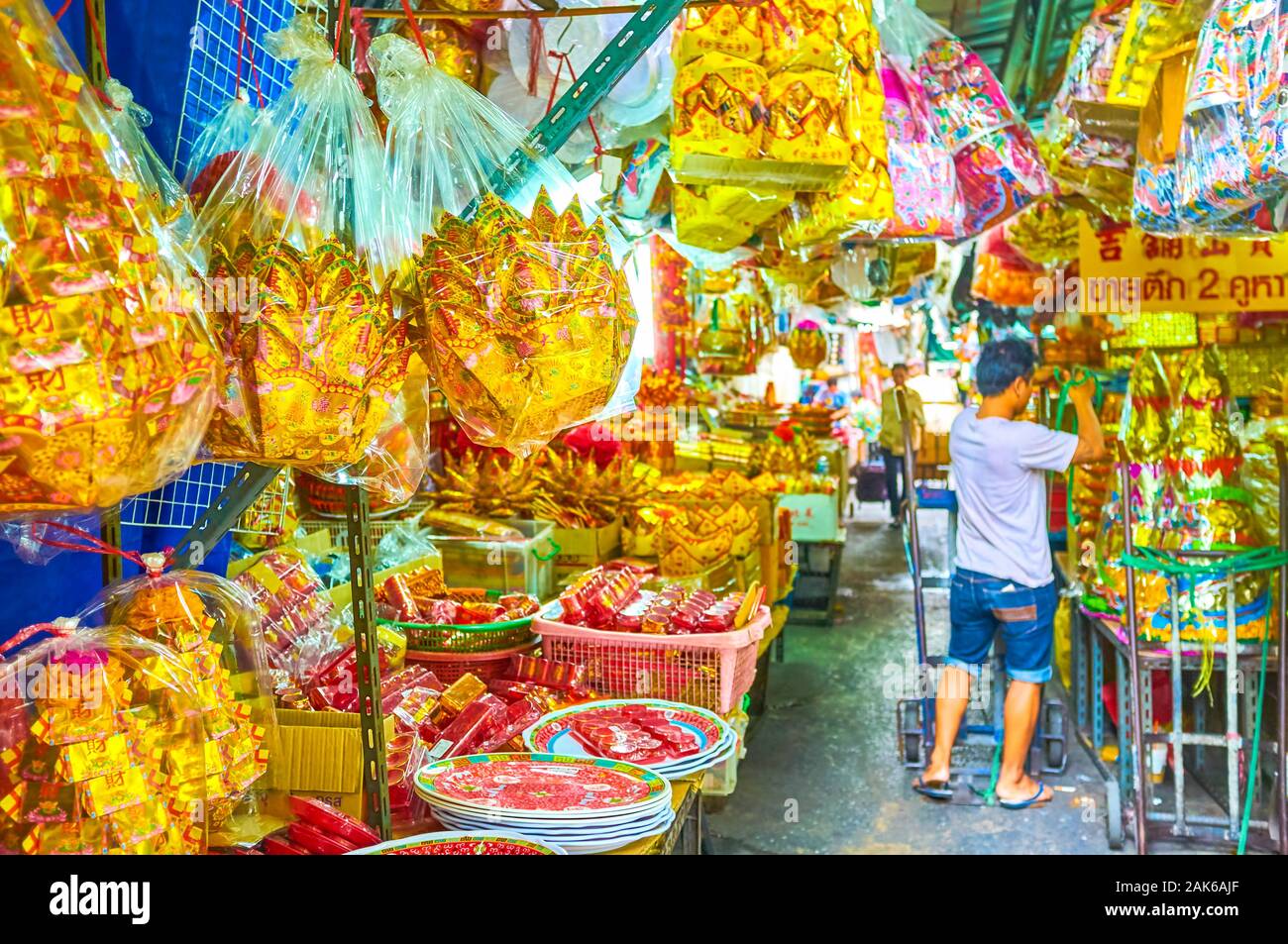 BANGKOK, THAILAND - 15 April, 2019: Spaziergang in religiösen Markt mit zahlreichen bunten Reihen für Buddhistische und chinesische Volksreligion verehrt, am 1. April 2003 Stockfoto