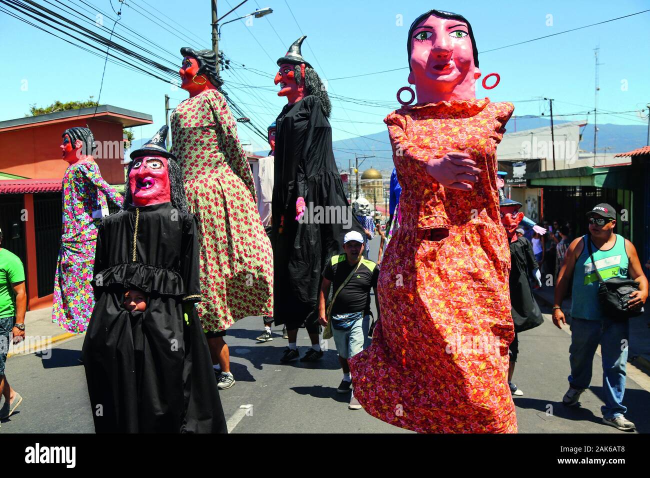 Provinz San Jose: Jaehrliches Festival 'Dia del Boyero" in San Antonio de Escazu, Umzug mit Uebergrossen Masken und bemalten Ochsenkarren, Costa Rica Stockfoto