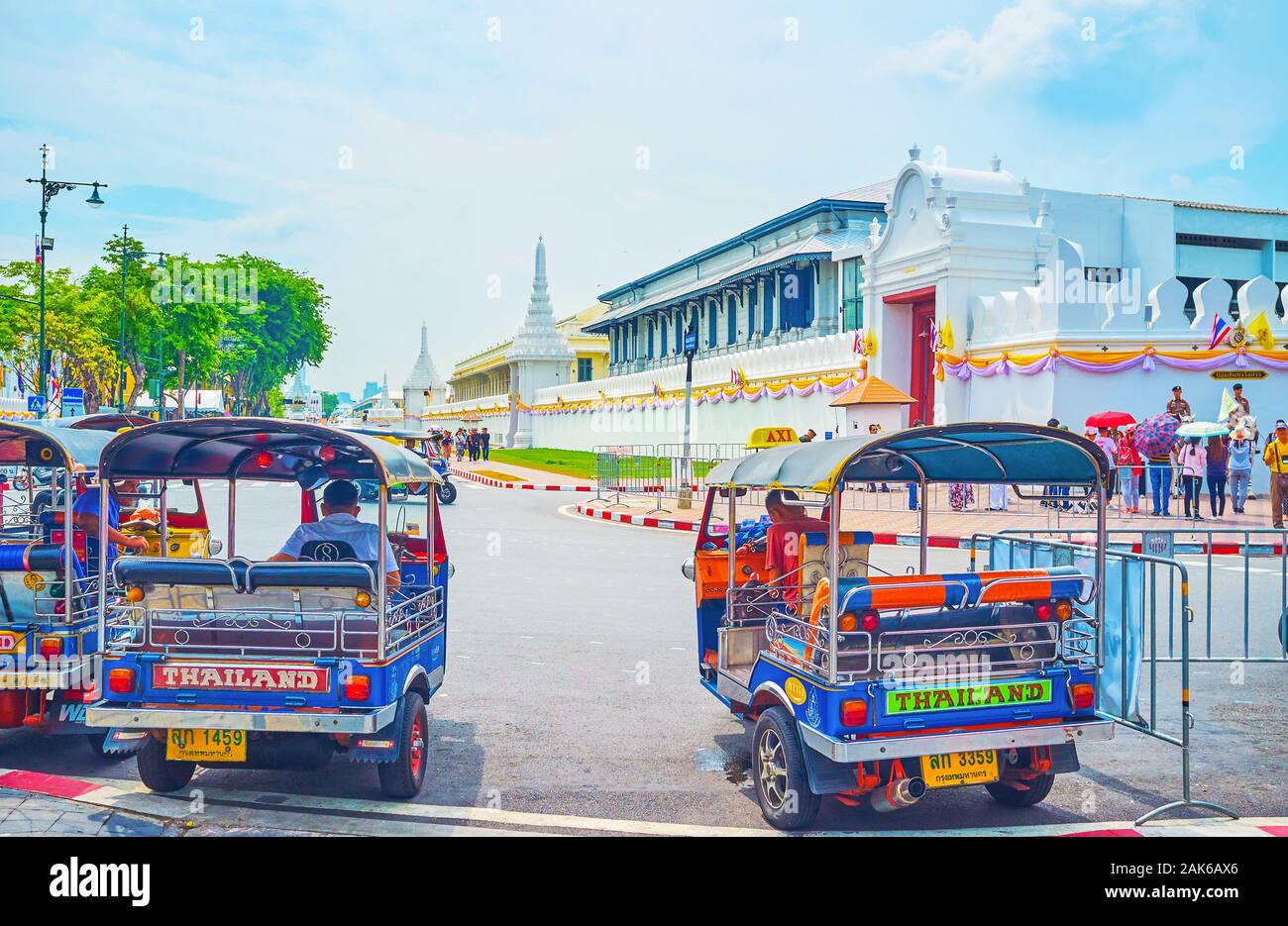 BANGKOK, THAILAND - 15 April, 2019: Das Taxi, Tuk-tuk Rikschas stehen an der Ausfahrt des Grand Palace und für Touristen warten, am 15. April in Bangkok. Stockfoto