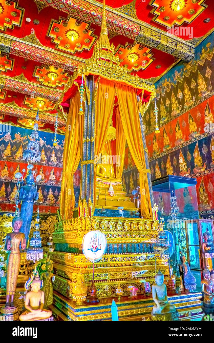 BANGKOK, THAILAND - 15 April, 2019: Die große goldene Thron mit Buddha, sitzend hinter der goldenen Vorhängen in Phuttaisawan Royal Hall im April Stockfoto