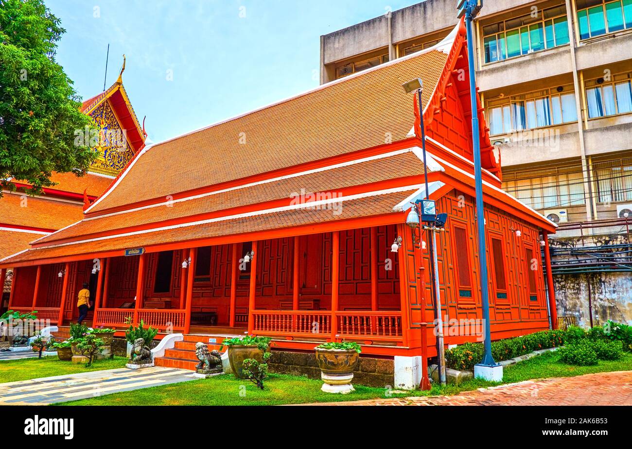 BANGKOK, THAILAND - 15 April, 2019: Das kleine rote Haus (Phra Tamnak Daeng) ist einer der bemerkenswertesten Sehenswürdigkeiten im Nationalmuseum Bangkok comp Stockfoto