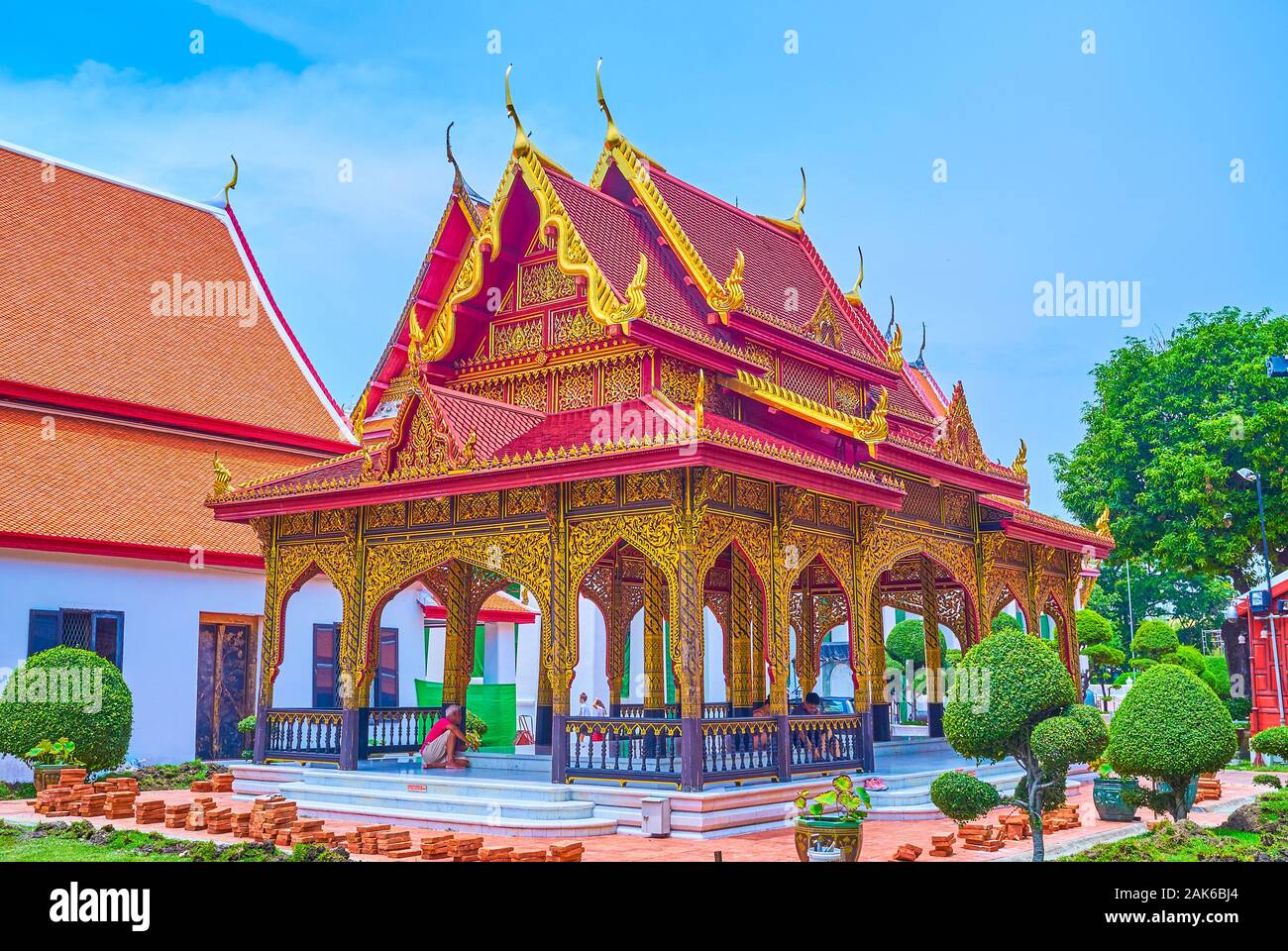 BANGKOK, THAILAND - 15 April, 2019: Die schöne Gilden Samranmukkhamat Pavillon im Thai Stil mit roten Dach im Nationalmuseum Bangkok, am 15. April Stockfoto