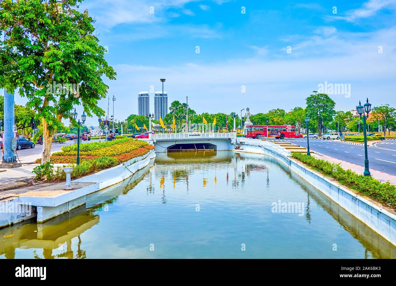 BANGKOK, THAILAND - 15 April 2019: Der schmale Rop Krung Kanal führt durch den zentralen Teil der Stadt, unter den Brücken von großen Durchgangsstraßen, o Stockfoto